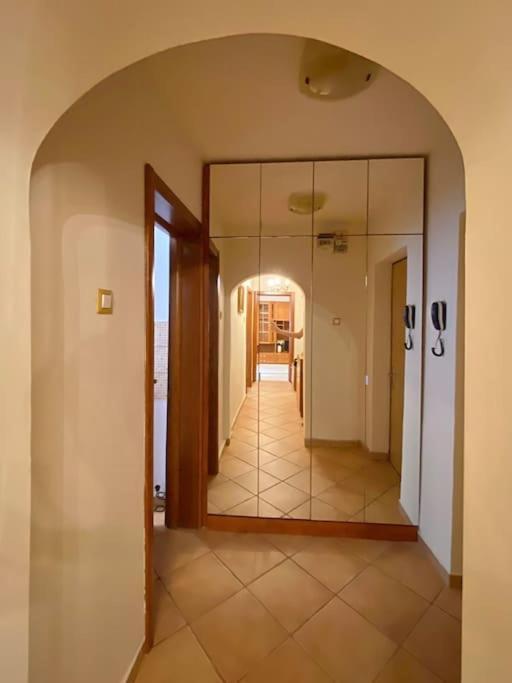 Lovely & Quiet 1-Bedroom Condo With Free Parking Bukarest Eksteriør billede