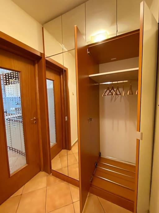 Lovely & Quiet 1-Bedroom Condo With Free Parking Bukarest Eksteriør billede