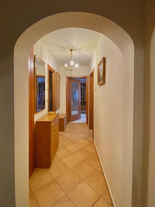 Lovely & Quiet 1-Bedroom Condo With Free Parking Bukarest Eksteriør billede