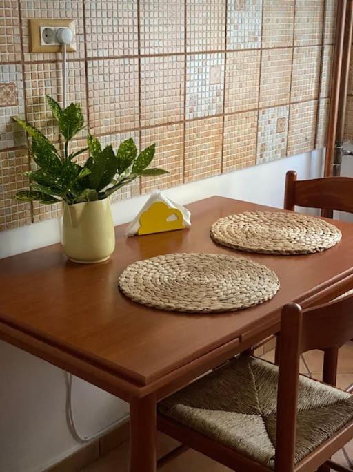 Lovely & Quiet 1-Bedroom Condo With Free Parking Bukarest Eksteriør billede