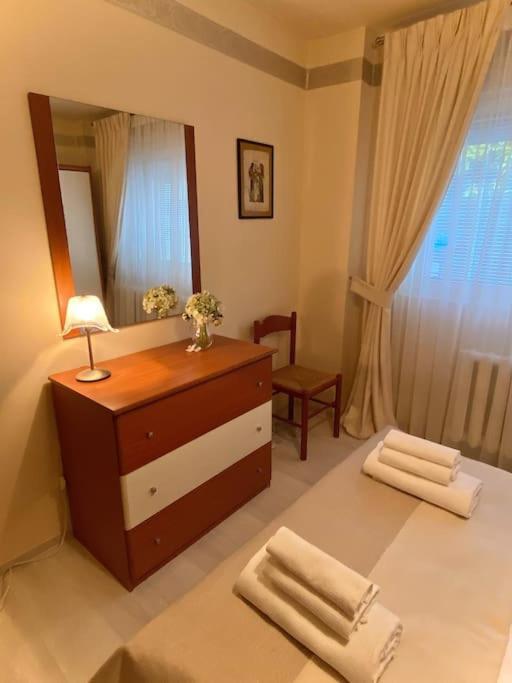 Lovely & Quiet 1-Bedroom Condo With Free Parking Bukarest Eksteriør billede